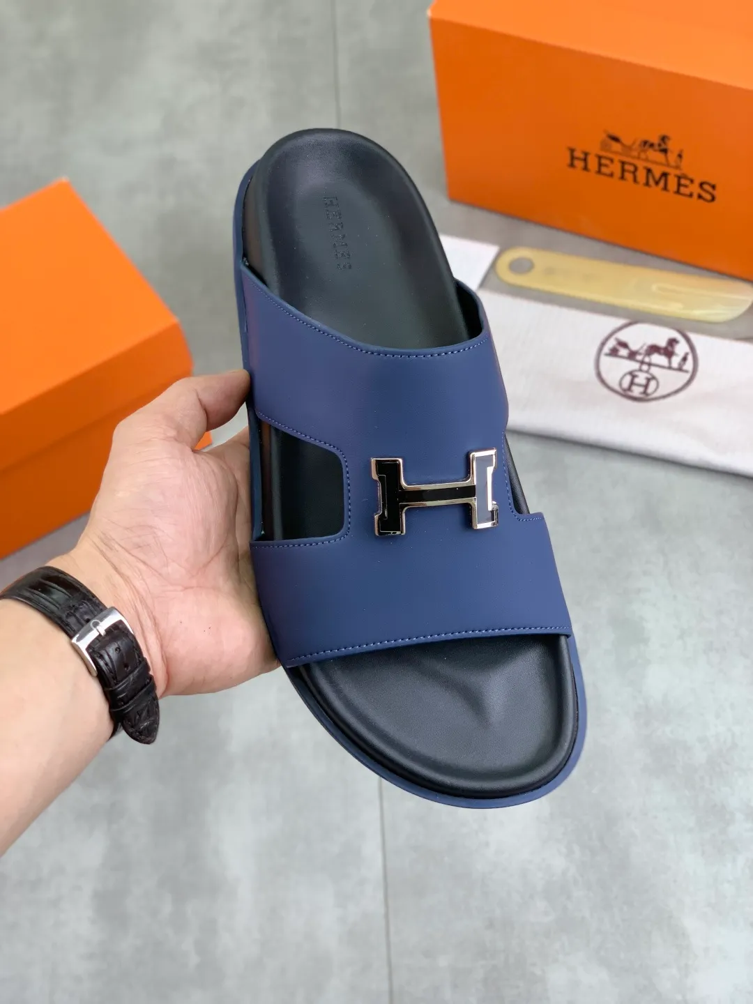 Men's shoes 💰P440 New [HERMES] high-end quality new Hermès slippers, made of imported calfskin, wear-resistant and non-slip rubber outsole. Fashionable and elegant code number: 39-44 (38 45 46 customized)